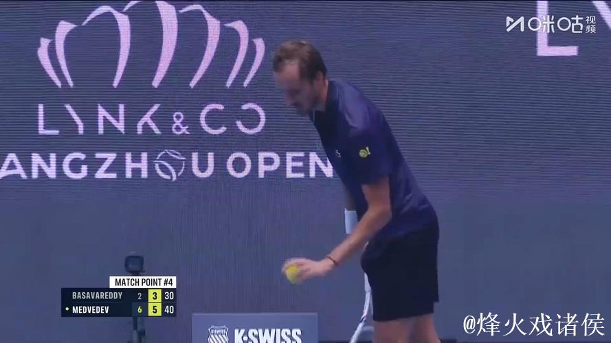 ATP巴黎大师赛:梅德韦杰夫轻松晋级 阿利亚西姆上演逆转好戏 ATP巴黎大师赛:梅德韦杰夫轻松晋级 阿利亚西姆上演逆转好戏